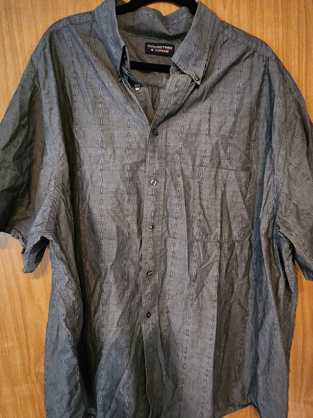 Roundtree & Yorke Men's Short Sleeve Button-Down Shirt in Charcoal Gray